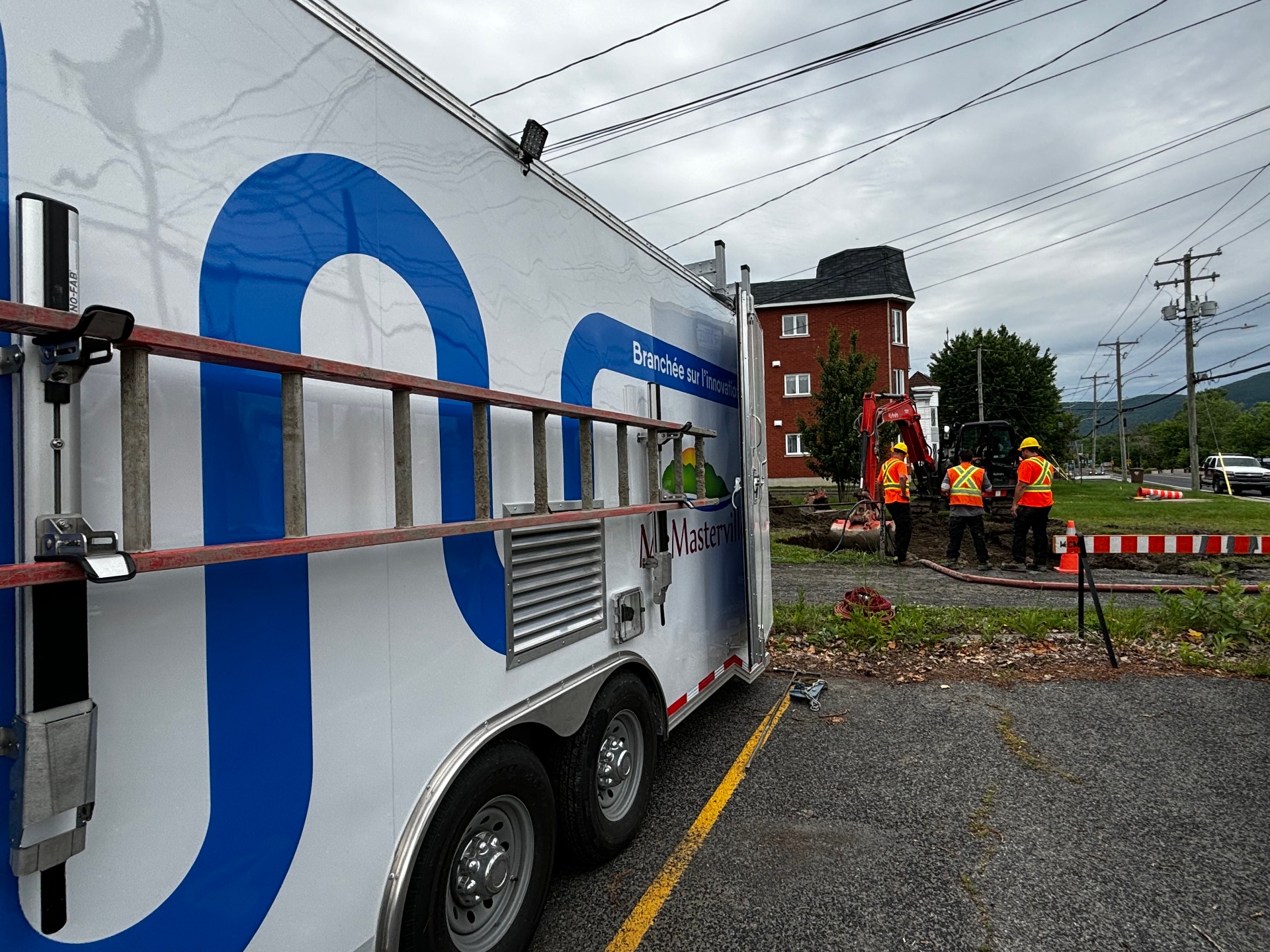 Remorque de poste de travail Gamotech sur un chantier d'aqueduc de McMasterville